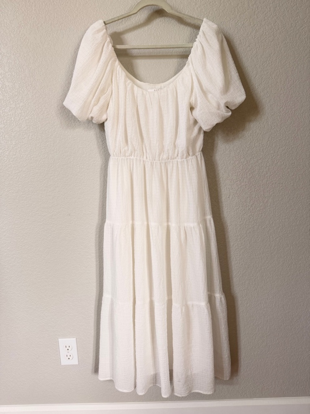 Astr White Puff-Sleeve Tiered Midi Dress - Picture 3 of 11
